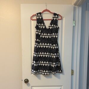 H&M Black and White Sleeveless V-Neck Geometric Mini Dress